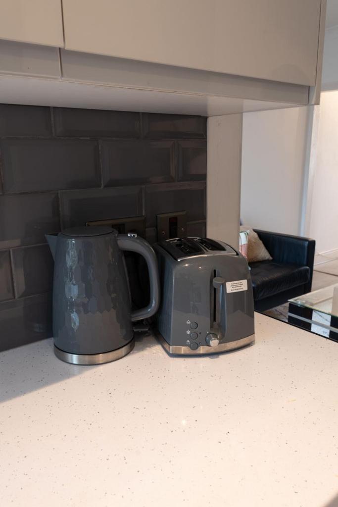 Stylish & Spacious City Centre 3-Bedroom Townhouse - Sleeps 6 Canterbury Bagian luar foto
