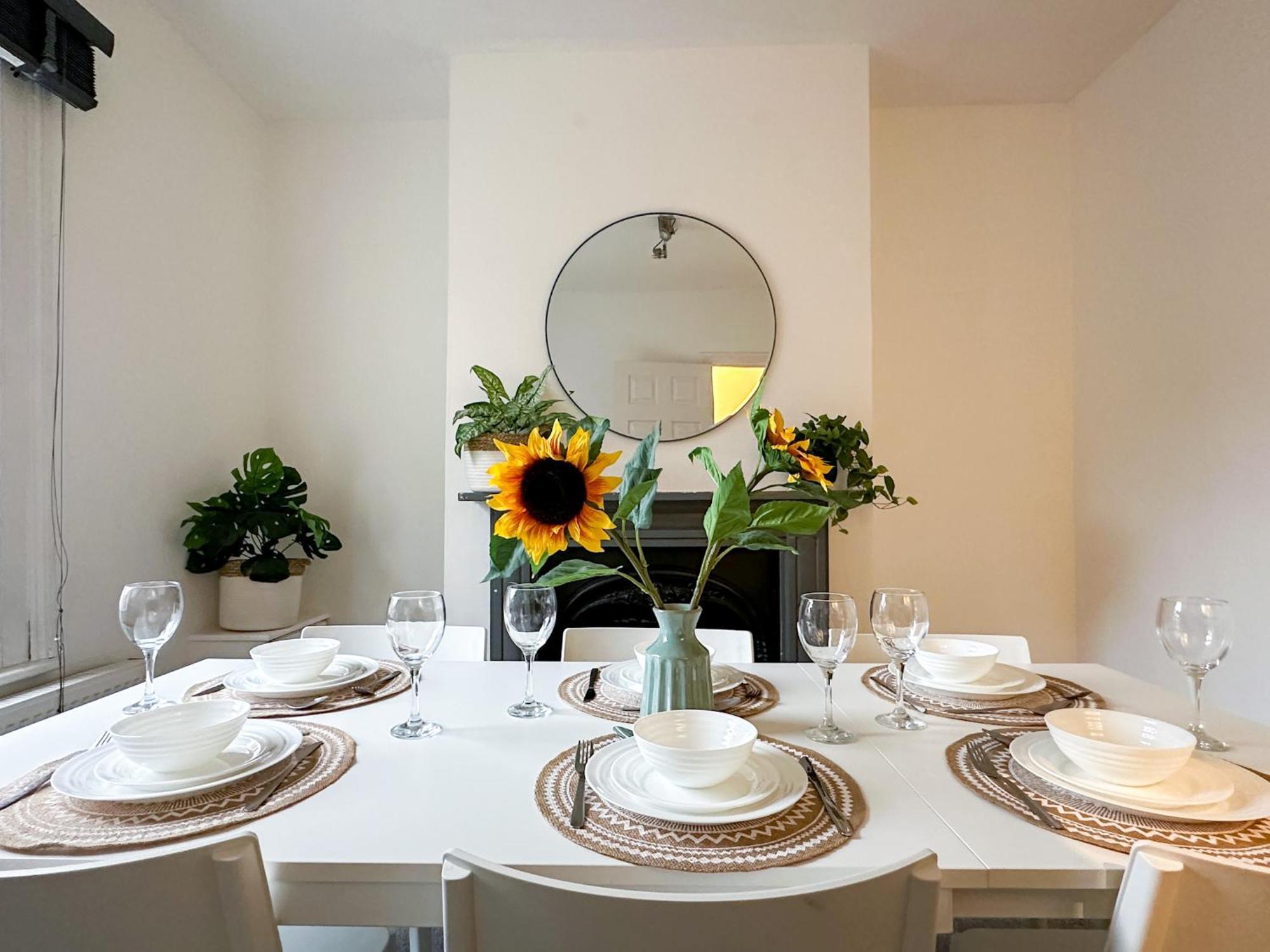 Stylish & Spacious City Centre 3-Bedroom Townhouse - Sleeps 6 Canterbury Bagian luar foto