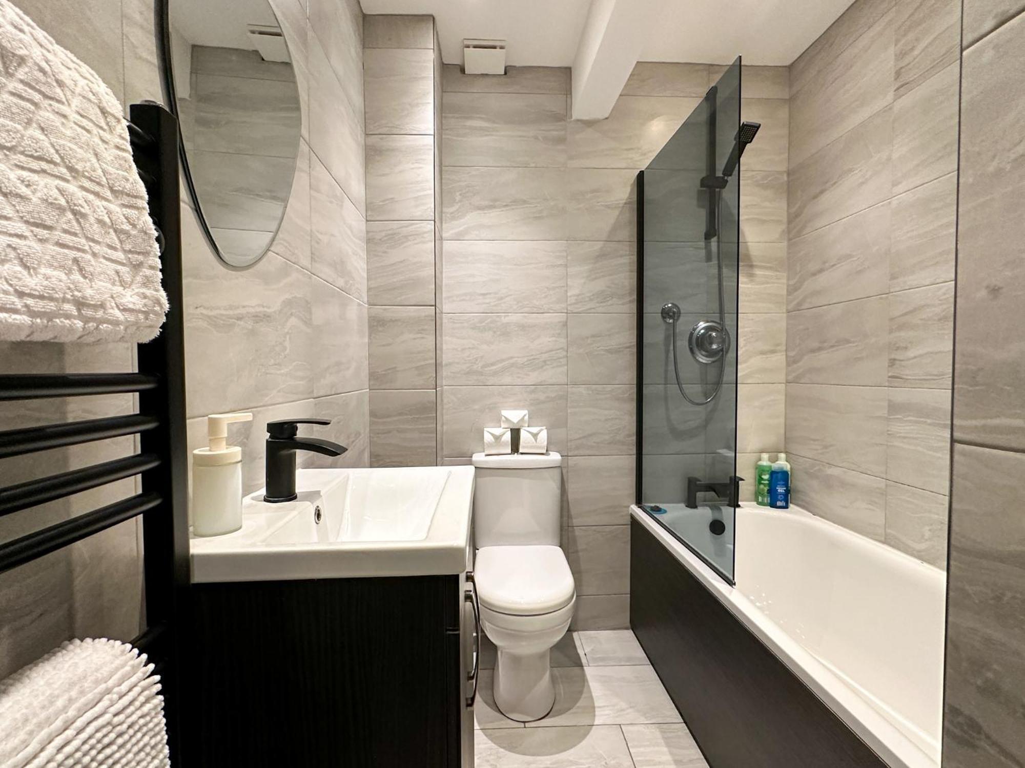Stylish & Spacious City Centre 3-Bedroom Townhouse - Sleeps 6 Canterbury Bagian luar foto